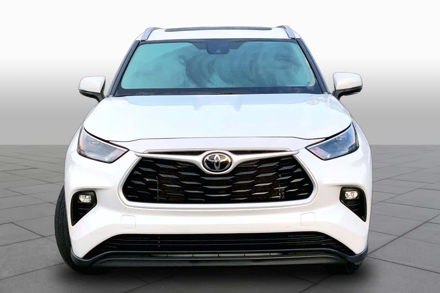 Used 2023 Wind Chill Pearl Toyota XLE image 4