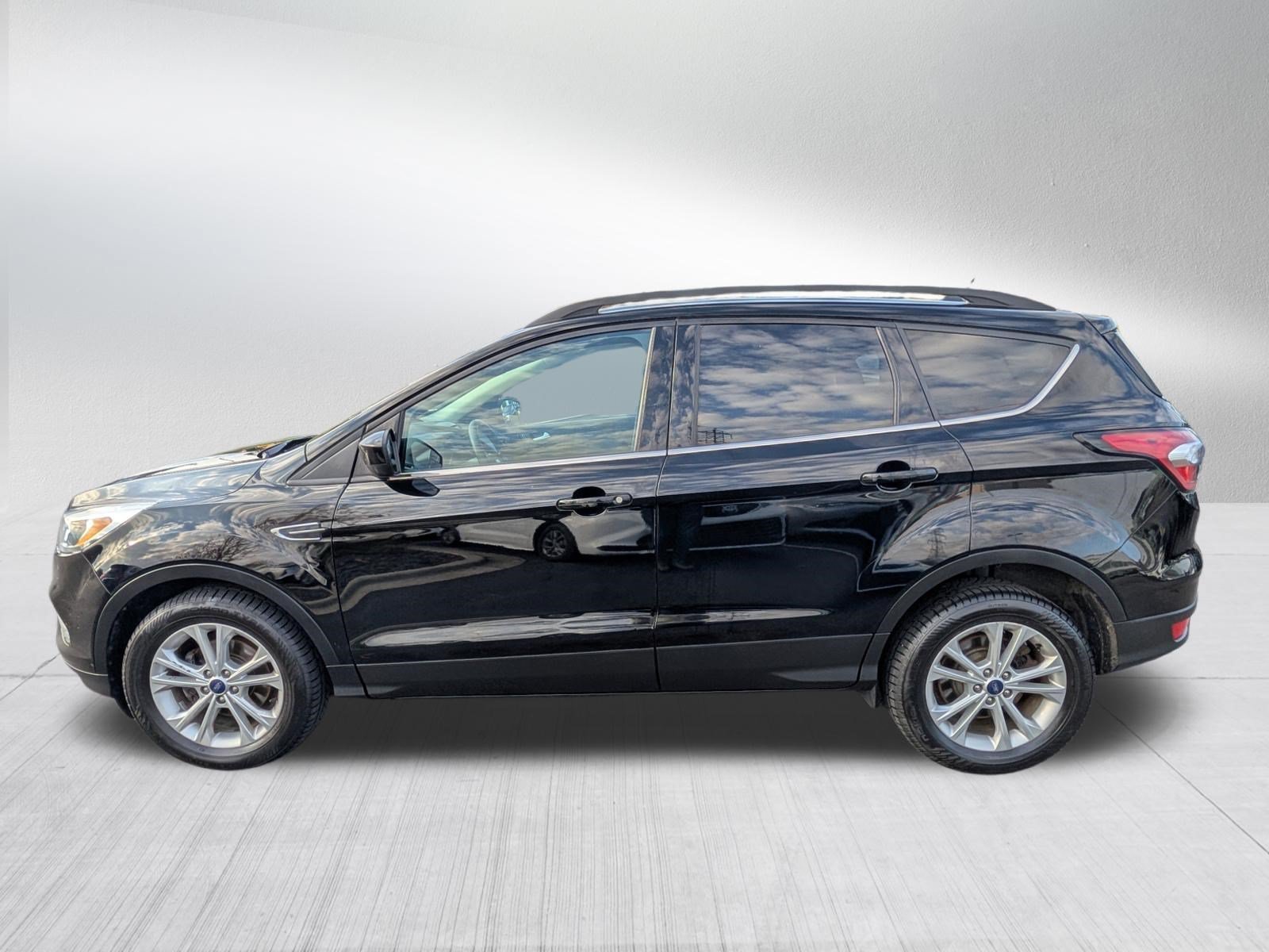 Used 2018 Shadow Black Ford SE image 4