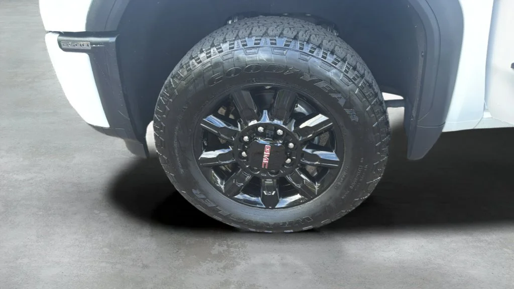Used 2024 White GMC AT4 image 19