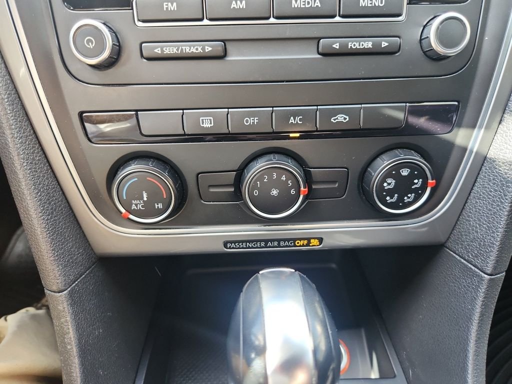 Used 2013 Silver Volkswagen 2.5 S image 17