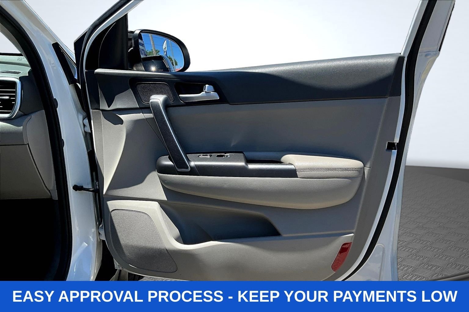 Used 2018 White Kia LX image 31