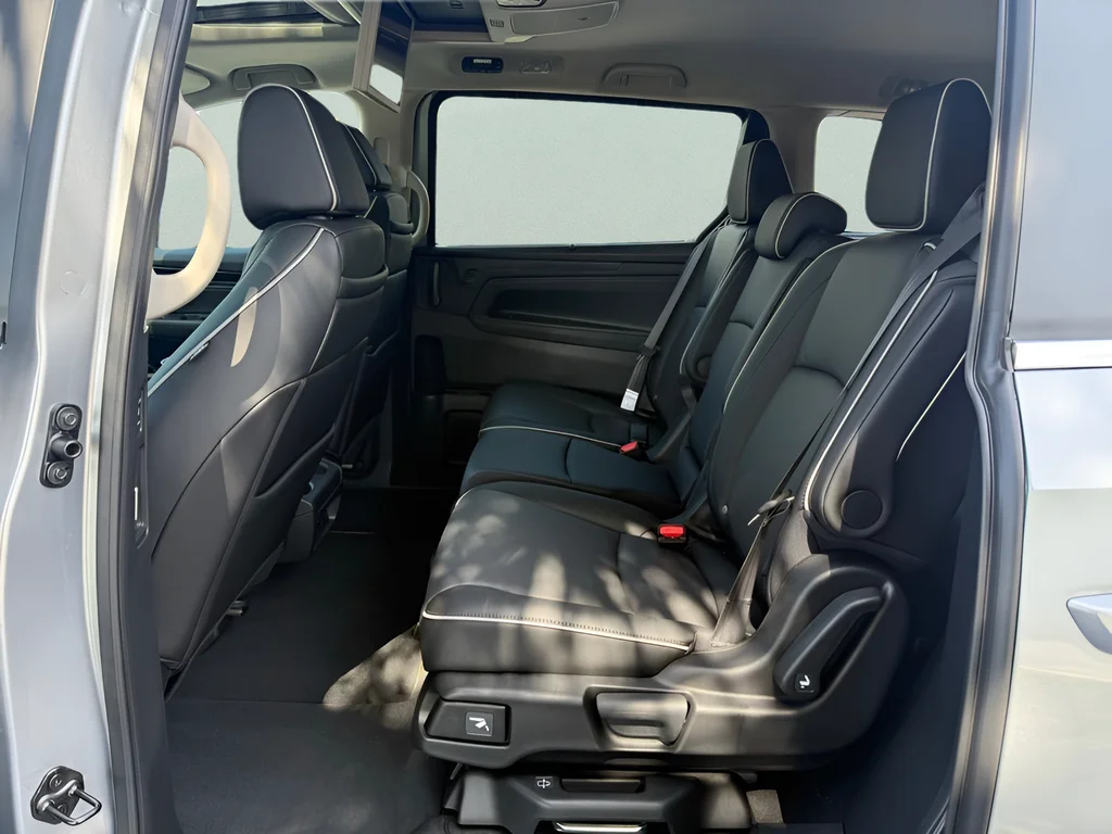 New 2026 Solar Silver Metallic Honda Touring image 11