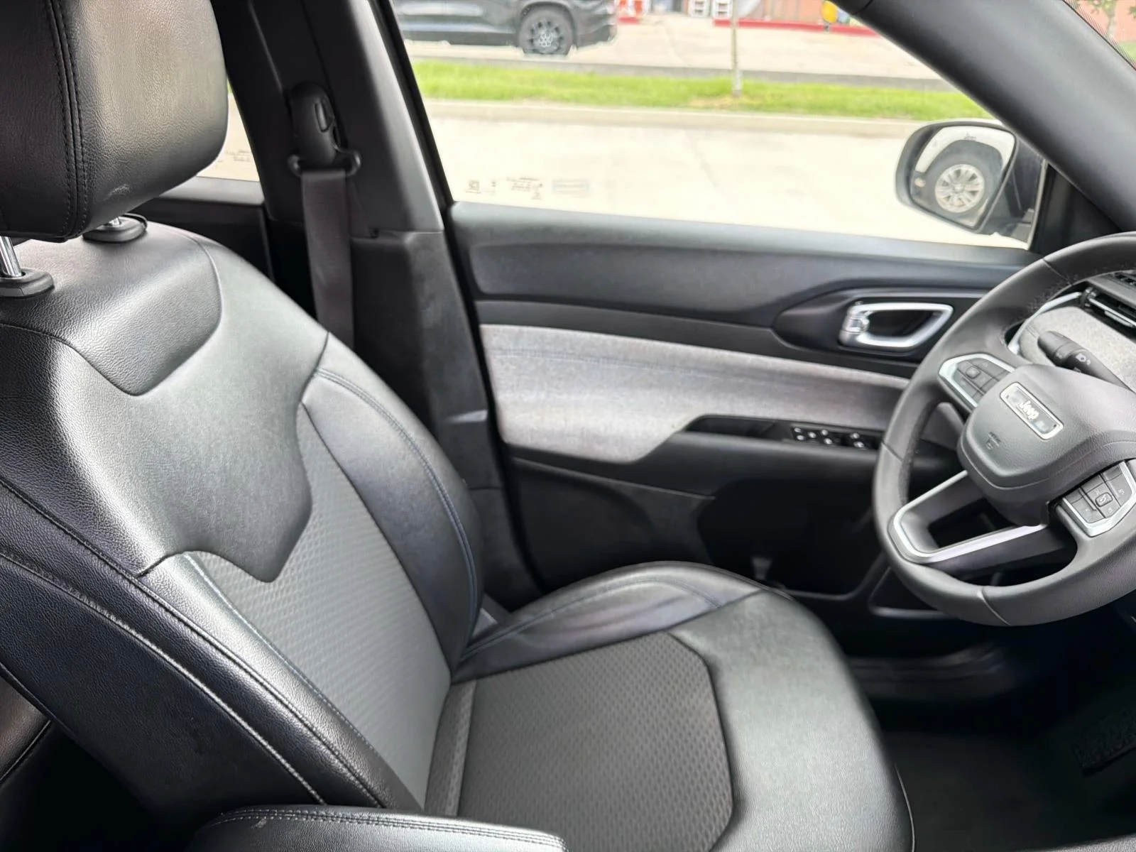 Used 2024 Gray Jeep Latitude 4x4 image 10