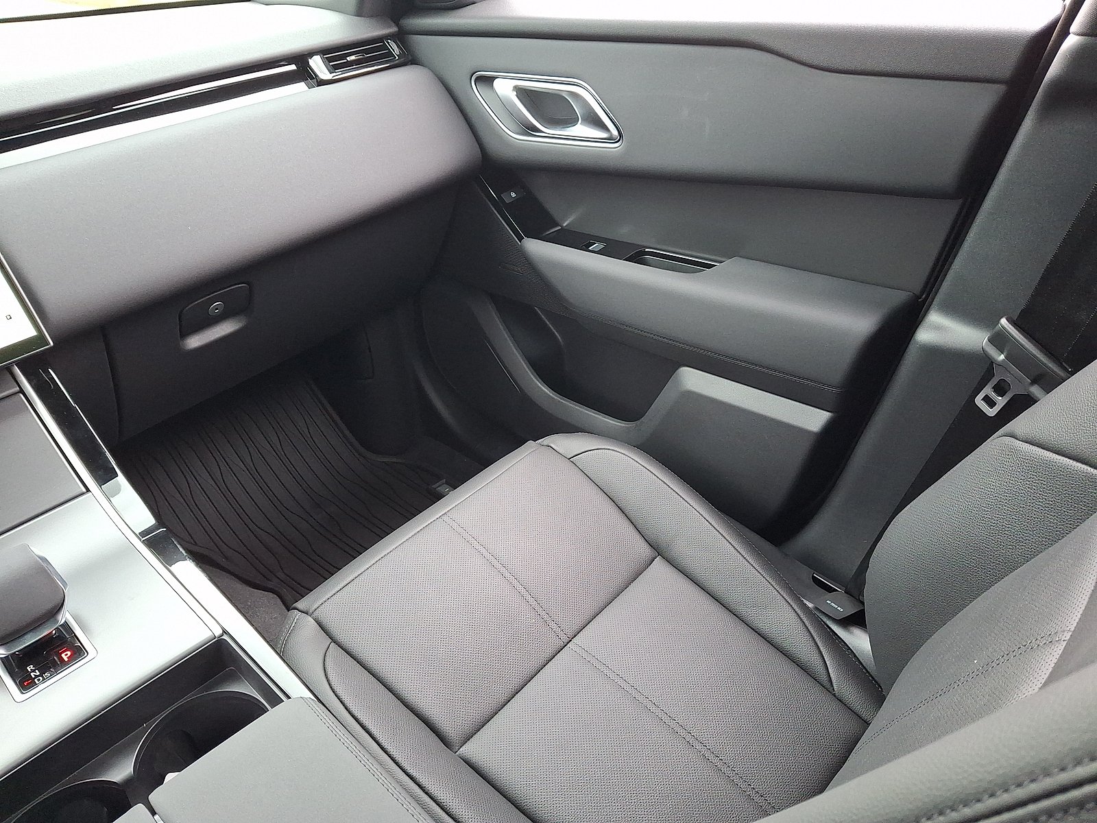 New 2026 Santorini Black Metallic - 1AG Land Rover S image 4
