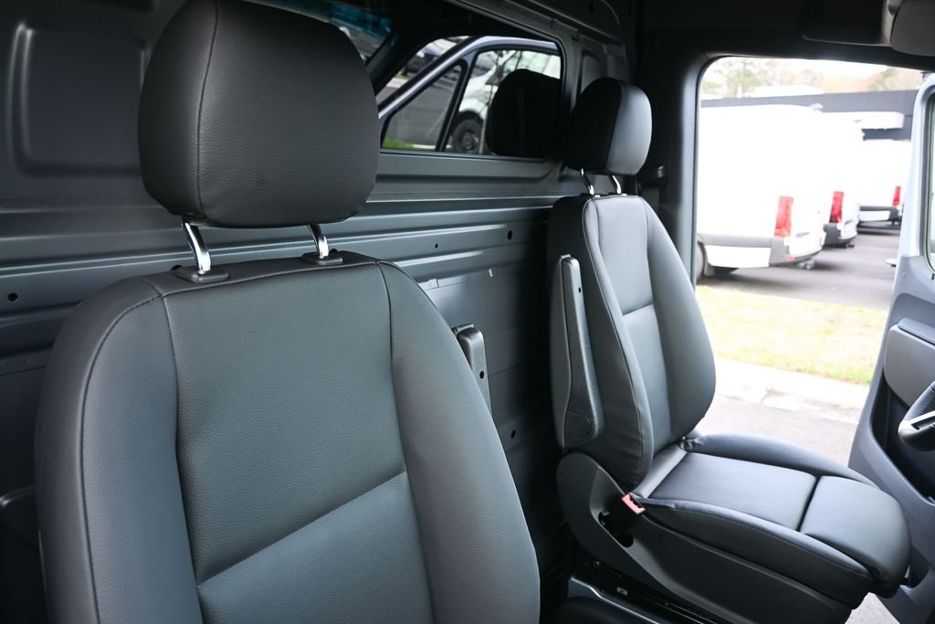 Used 2026 high-tech silver metallic Mercedes-Benz Cargo 144 WB image 17