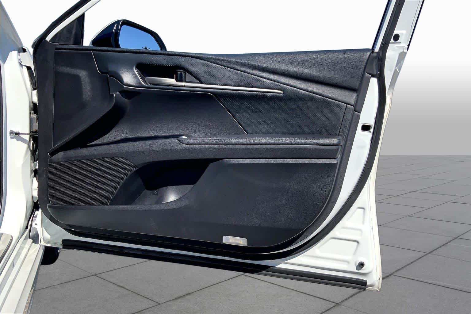 Used 2025 Wind Chill Pearl Toyota XSE image 22