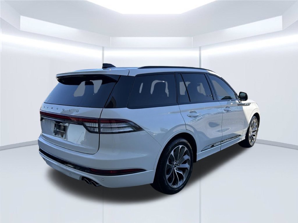 Used 2025 White Lincoln Premiere image 7