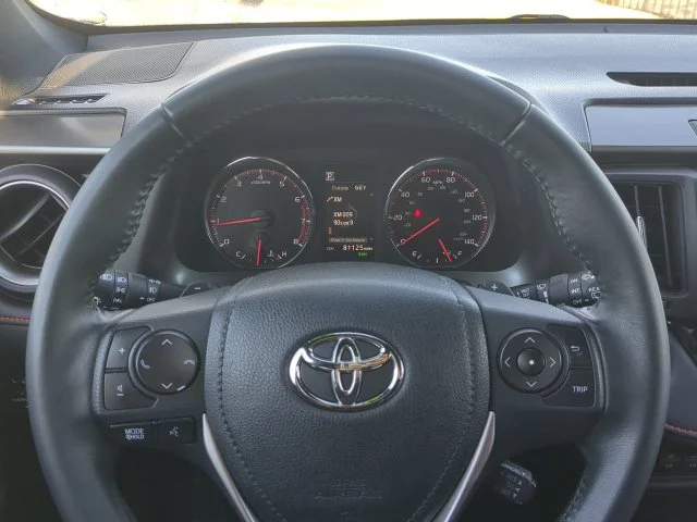 Used 2016 Silver Toyota SE image 31