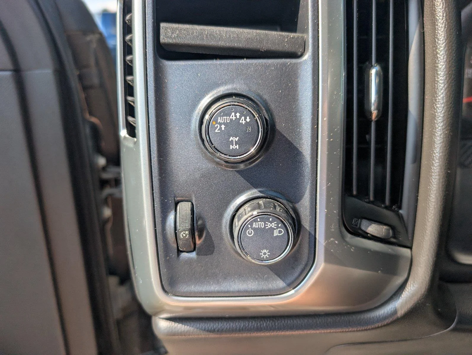 Used 2018 Graphite Metallic Chevrolet LT image 27