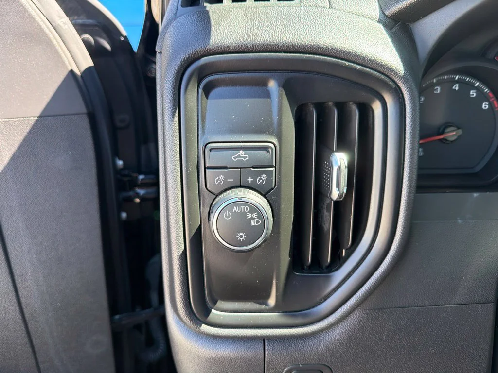 Used 2022 BLACK Chevrolet Custom image 19