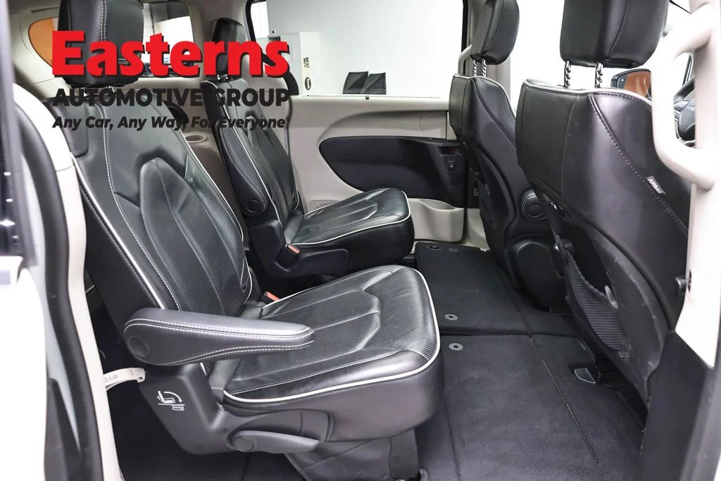 Used 2023 White Chrysler Limited image 25
