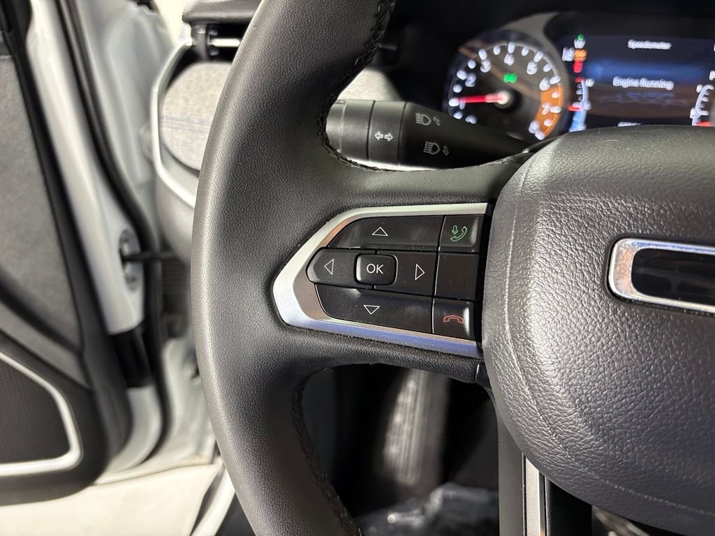 Used 2024 White Jeep Latitude image 18