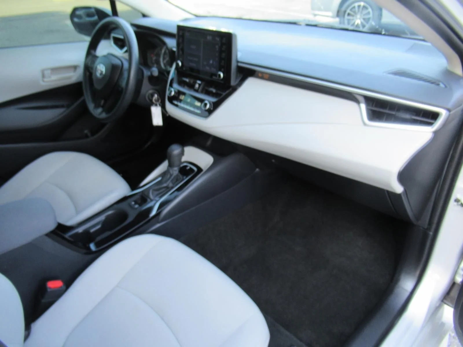 Used 2022 Silver Toyota LE image 12