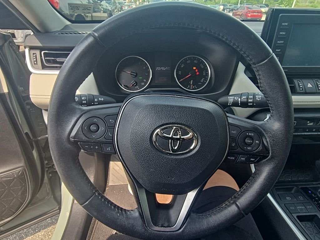 Used 2020  Toyota XLE Premium image 14