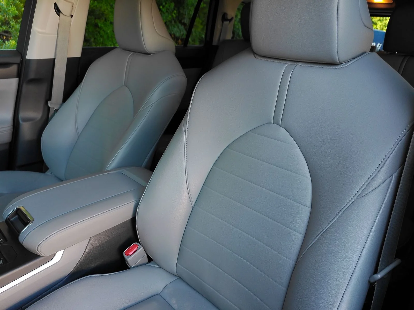 Used 2020 Silver Toyota XLE image 35