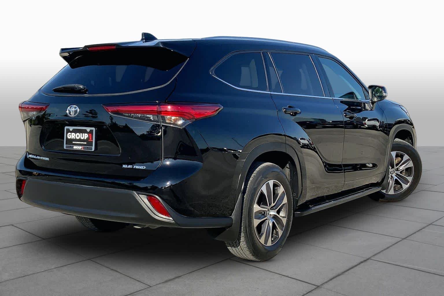 Used 2021 Midnight Black Metallic Toyota XLE image 13