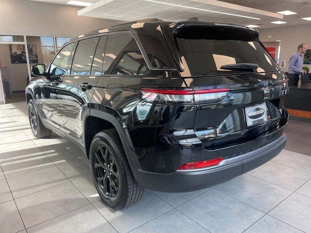 New 2026 Diamond Black Crystal Pearl-Coat Exterior Paint Jeep Altitude image 2