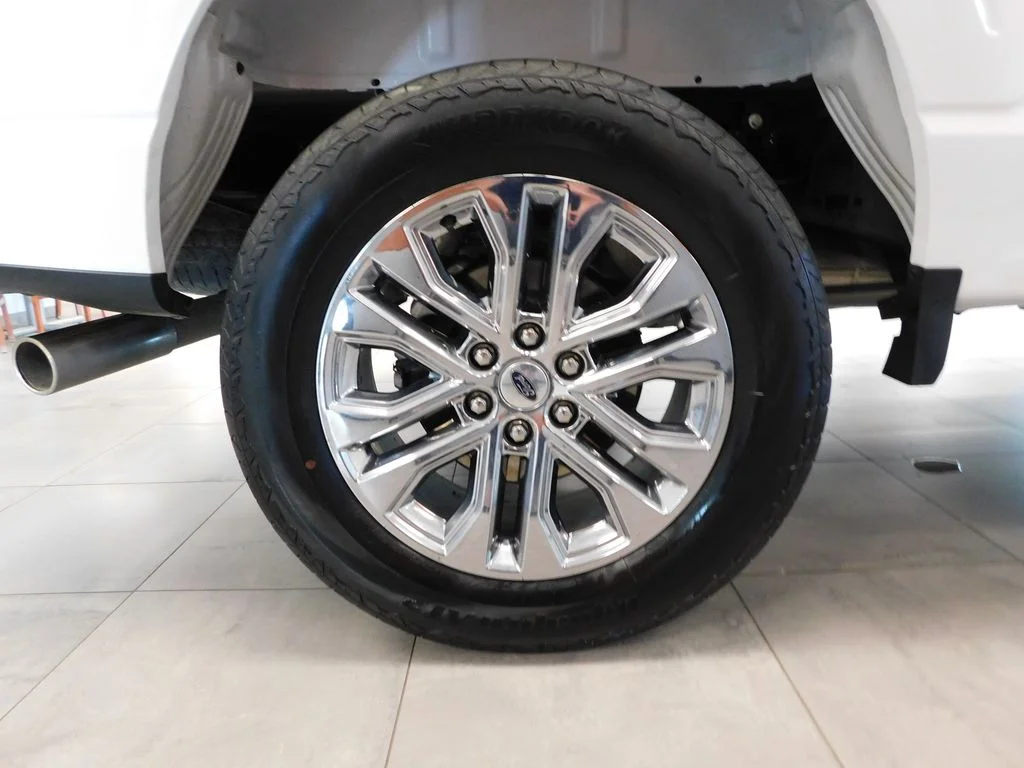 Certified Used 2025 Oxford White Ford Lariat image 10