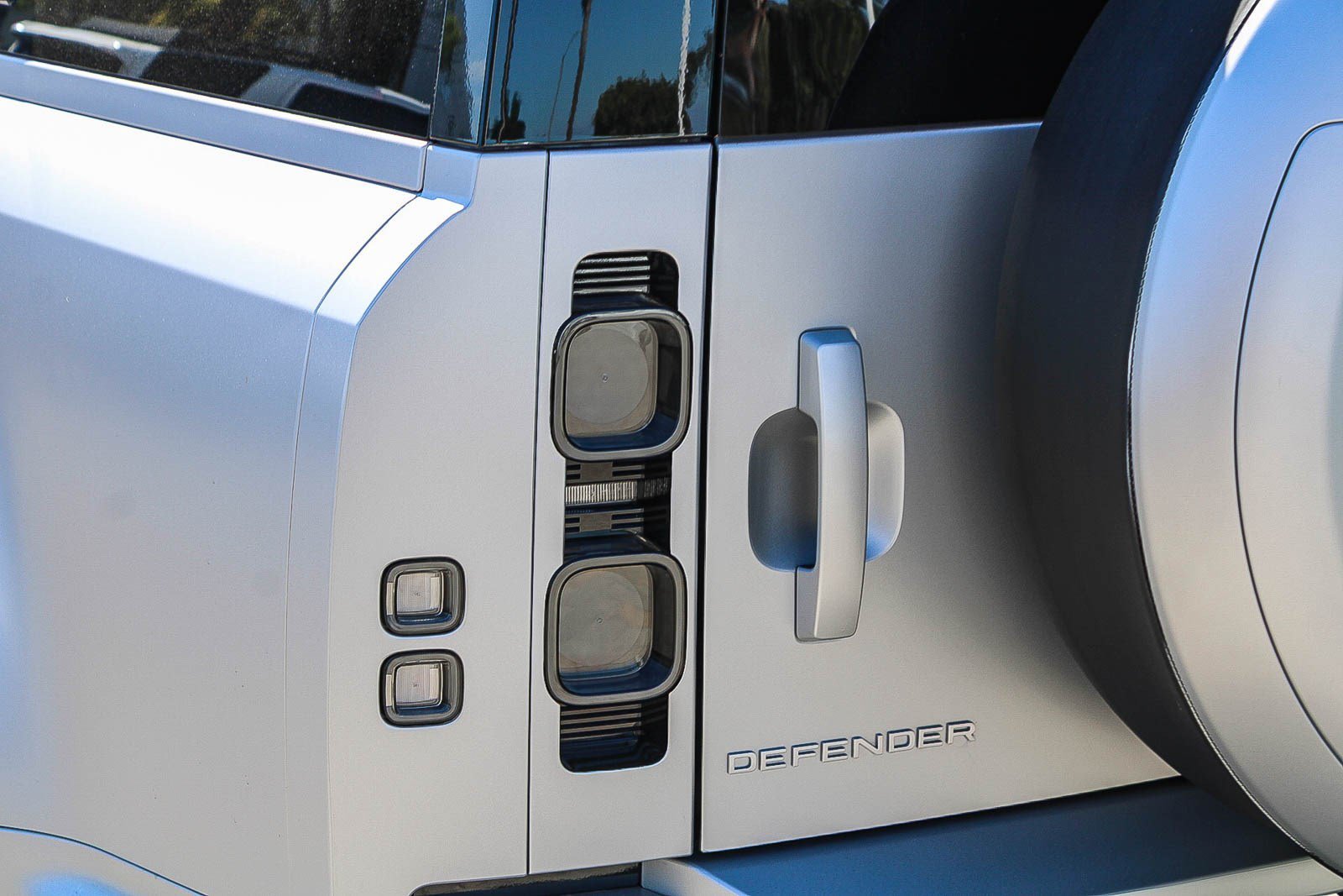 Used 2025 Silicon Silver Premium Metallic Land Rover X image 9