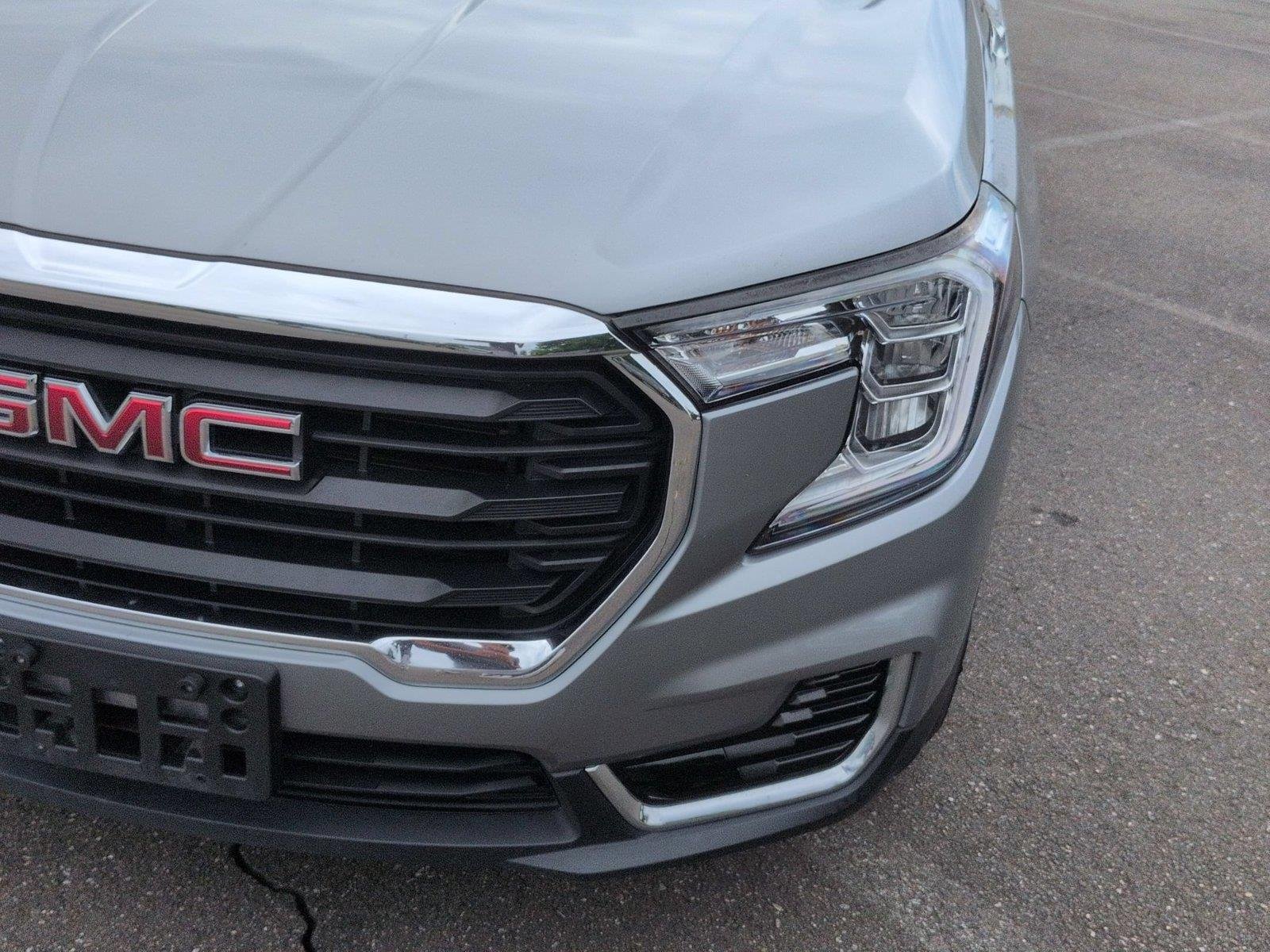 Used 2024 Sterling Metallic GMC SLE image 9