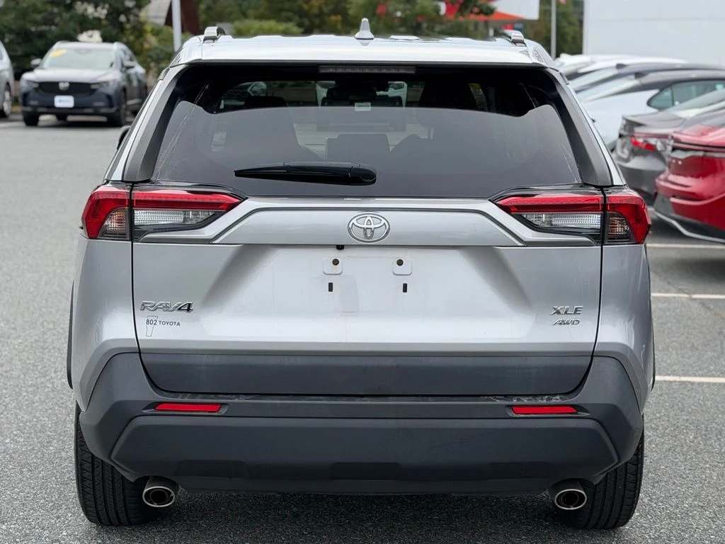 Used 2021 Silver Toyota XLE image 4