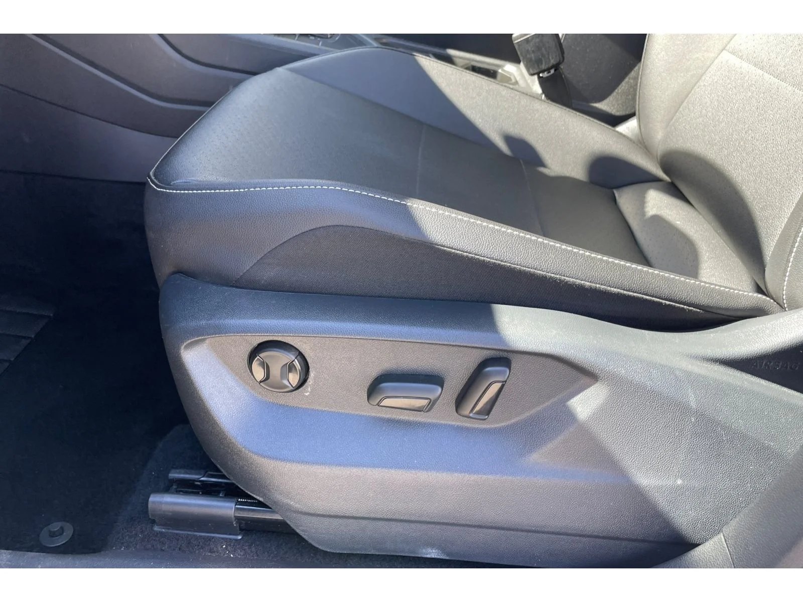 Used 2021 Pyrite Silver Metallic Volkswagen SE image 12