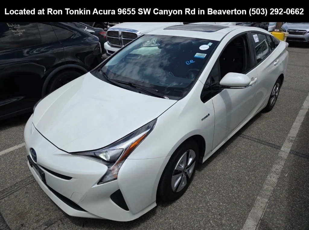 2016 Toyota Prius Three's photo