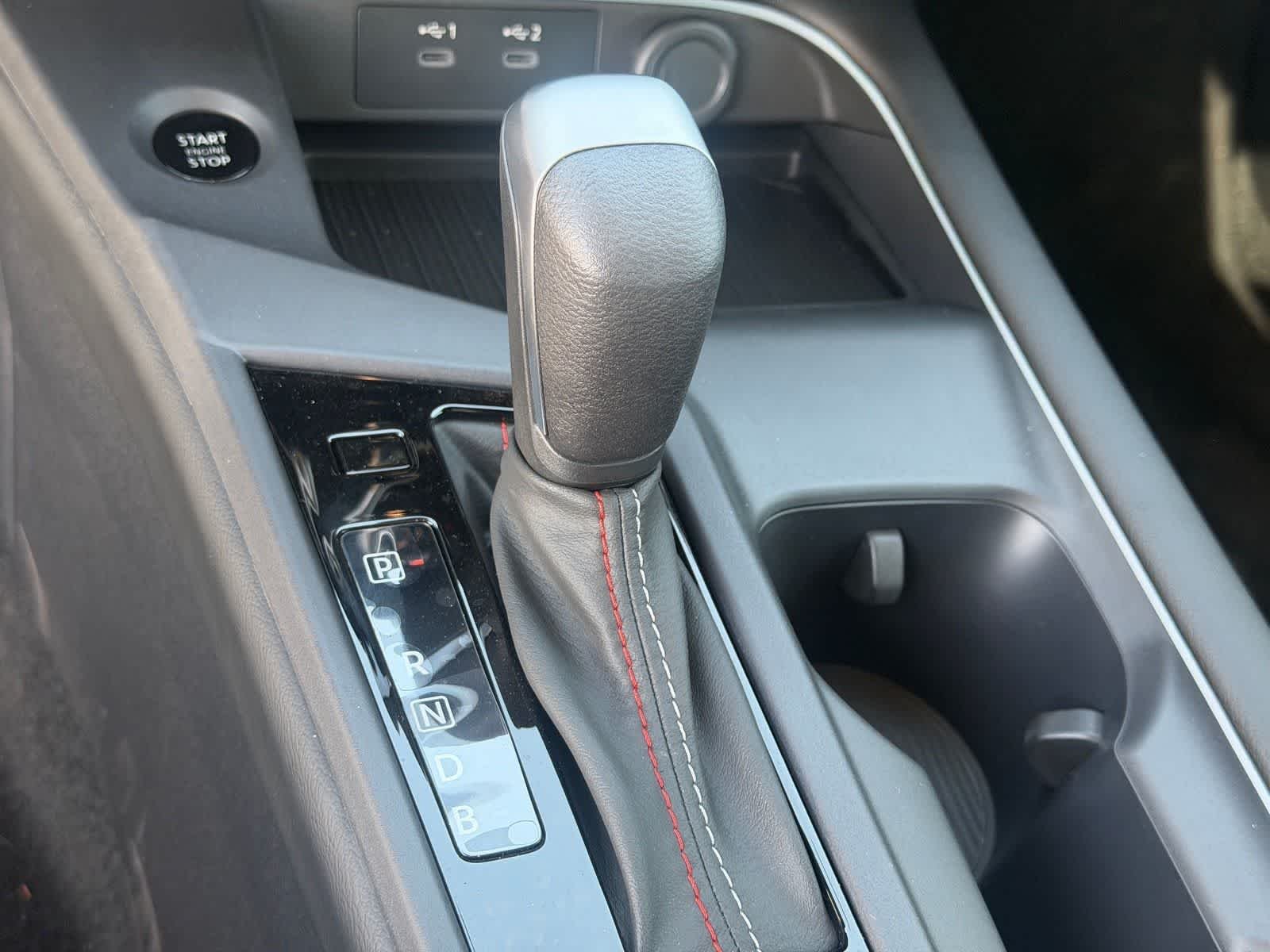 Nueva imagen del Nissan SR 2026 en dos tonos: Bluestone Pearl y Super Black (24)