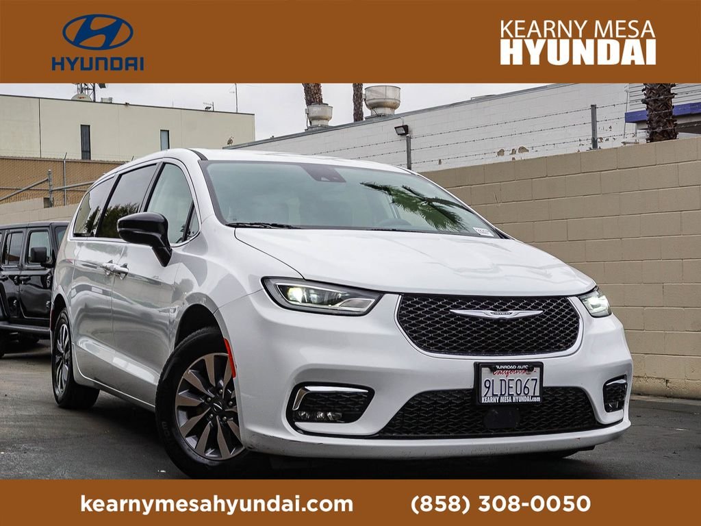 2024 Chrysler Pacifica Hybrid Select PHEV's photo
