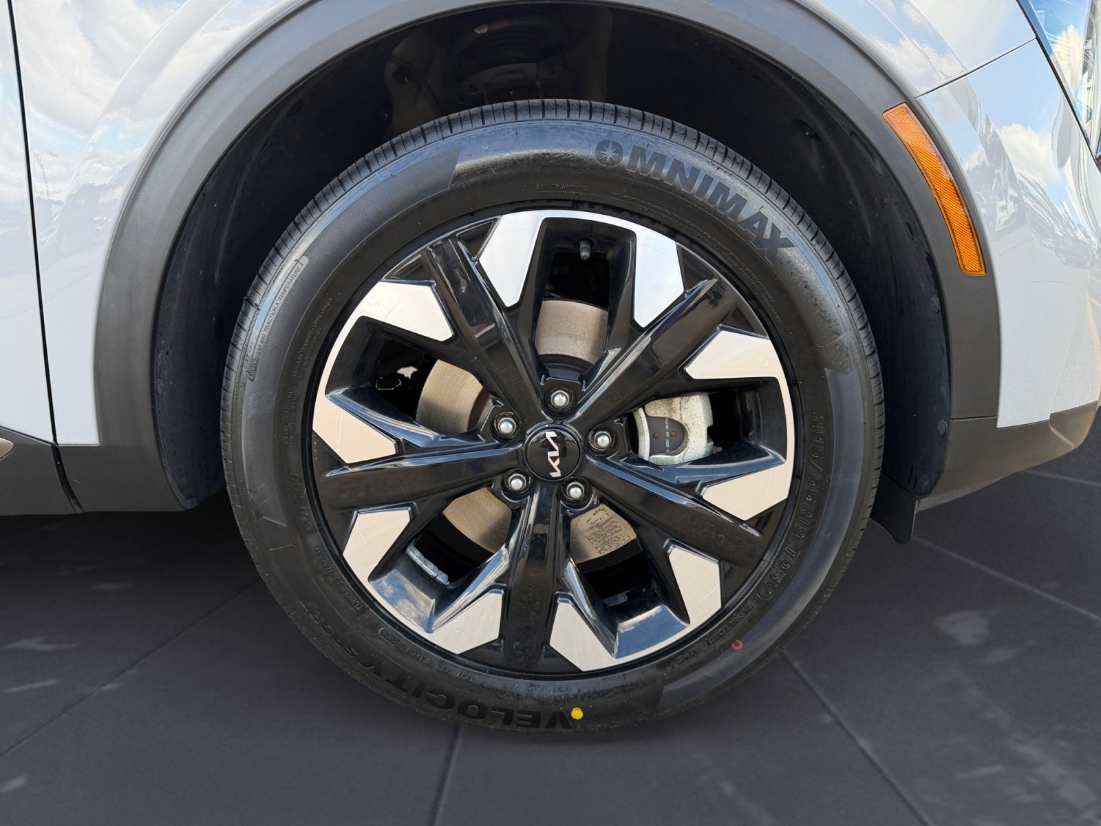 Used 2024 Wolf Gray Kia X-Line image 46