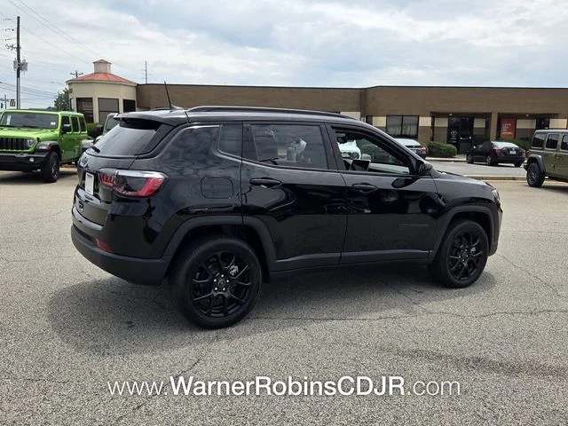 New 2026 Diamond Black Crystal Pearl-Coat Exterior Paint Jeep Latitude image 13
