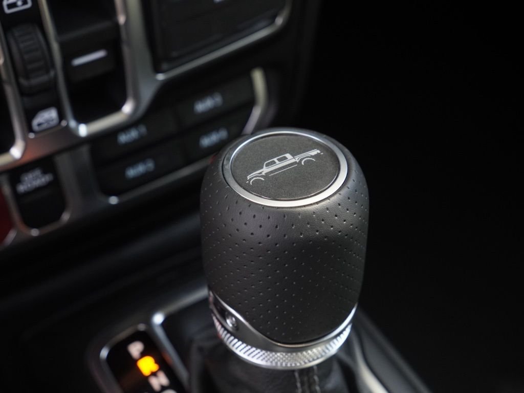 New 2026 Bright White Clear-Coat Exterior Paint Jeep Mojave image 16