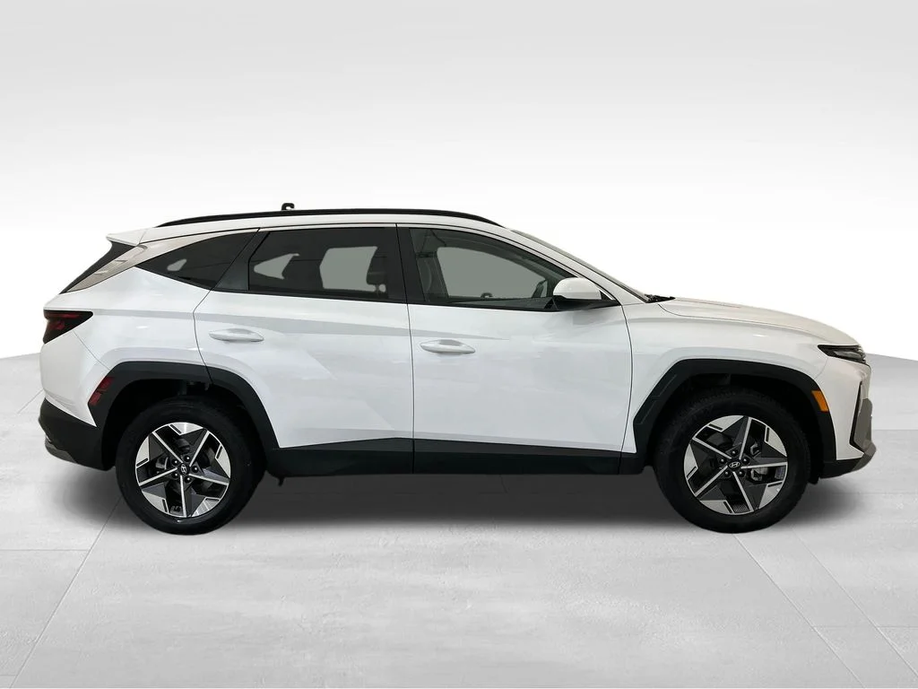 Used 2025 White Hyundai SEL image 7
