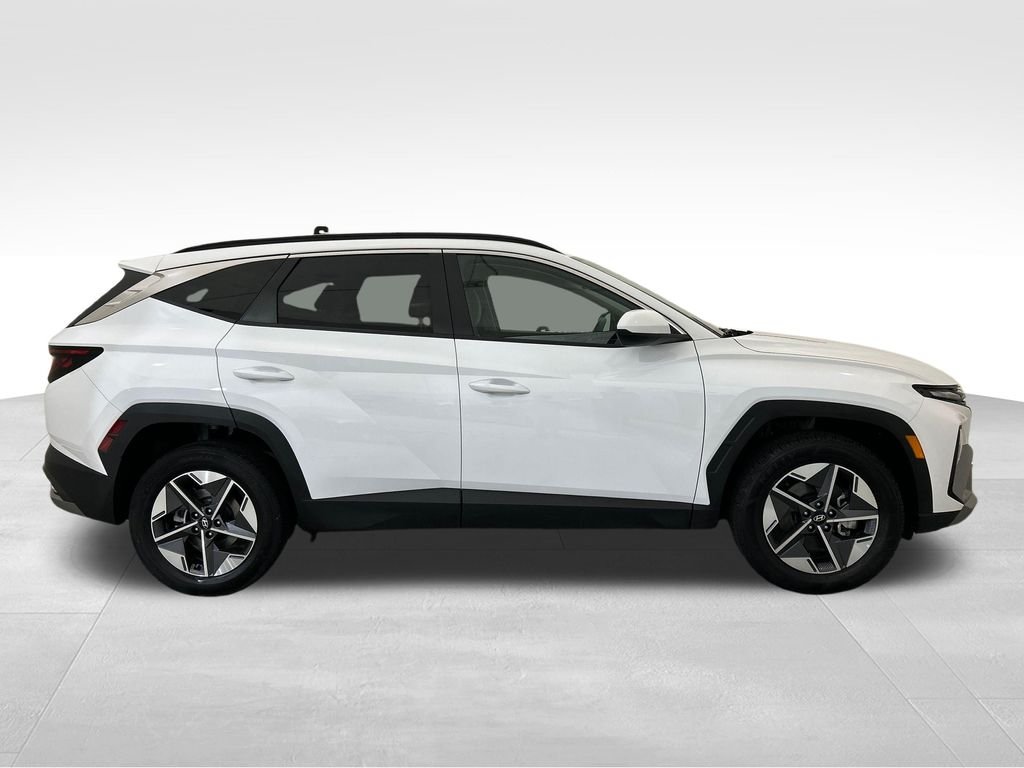 Used 2025 White Hyundai SEL image 7