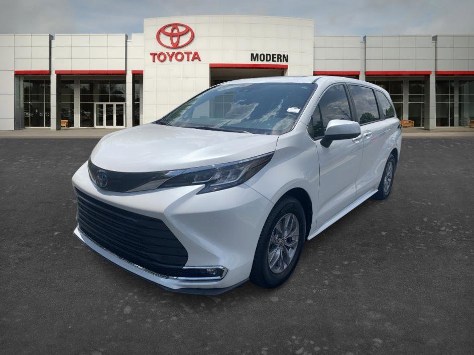 2023 Toyota Sienna XLE 7-Passenger Hybrid FWD's photo