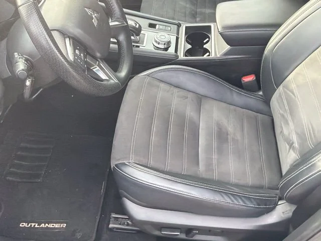 Used 2024 Silver Mitsubishi SE image 4
