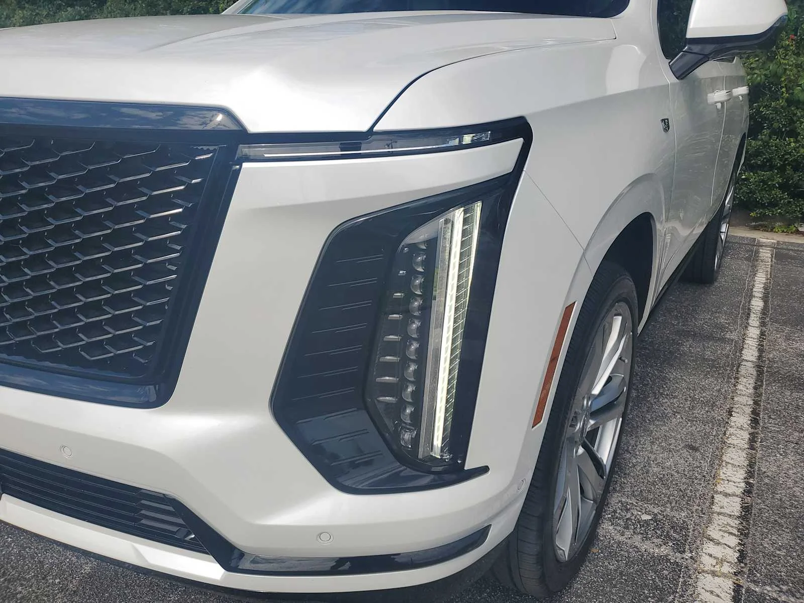 Used 2025 Crystal White Tricoat Cadillac Sport Platinum image 9