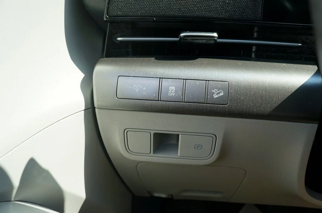 Used 2025 Atlas White Hyundai SEL image 18
