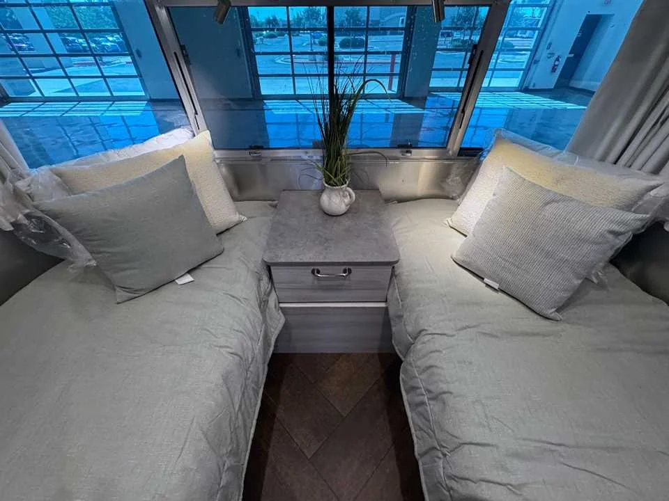 New 2027 SILVER AIRSTREAM  image 33