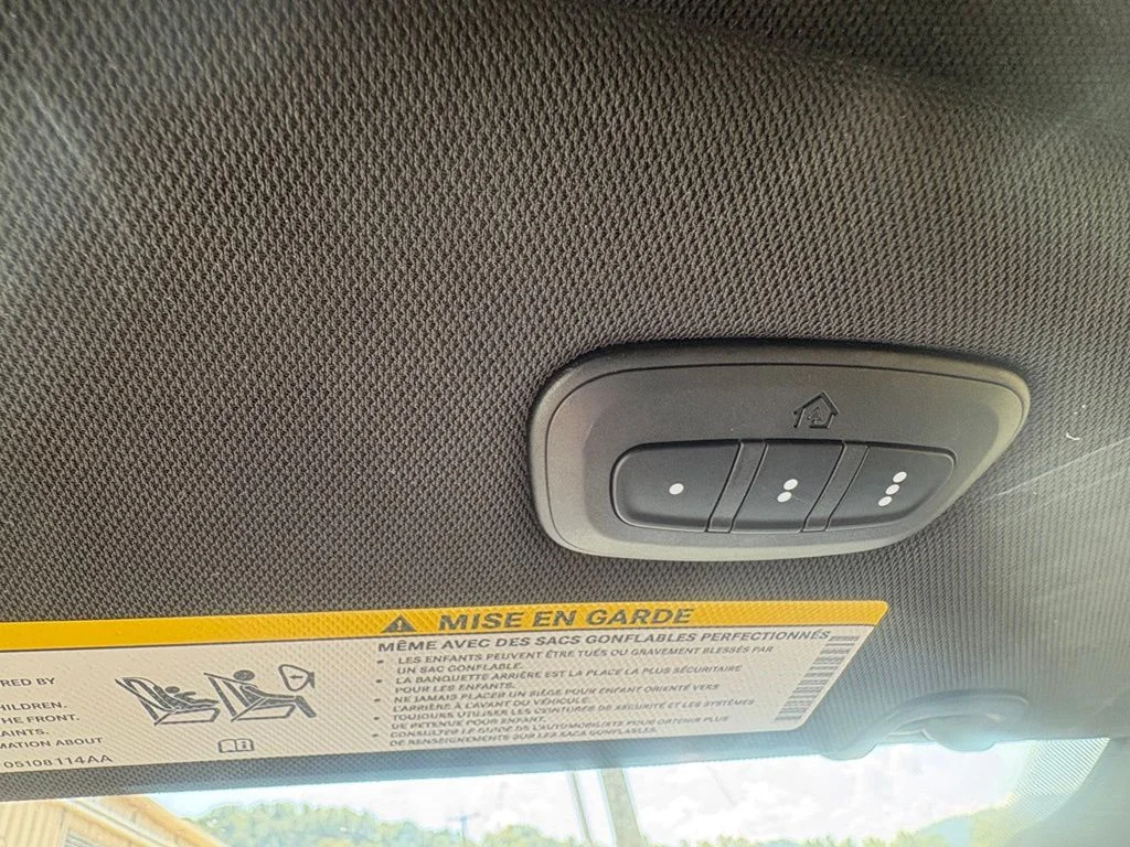 Used 2025 White/off-white Chrysler Select image 29