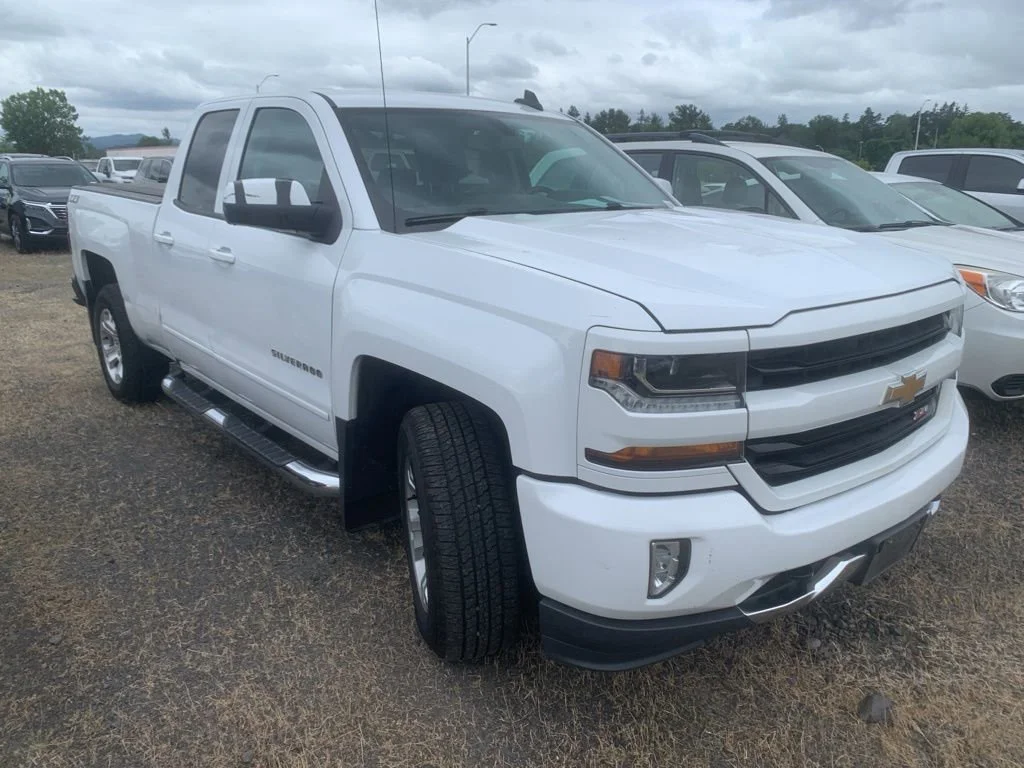 Used 2018 SUMMIT WHITE Chevrolet LT image 5