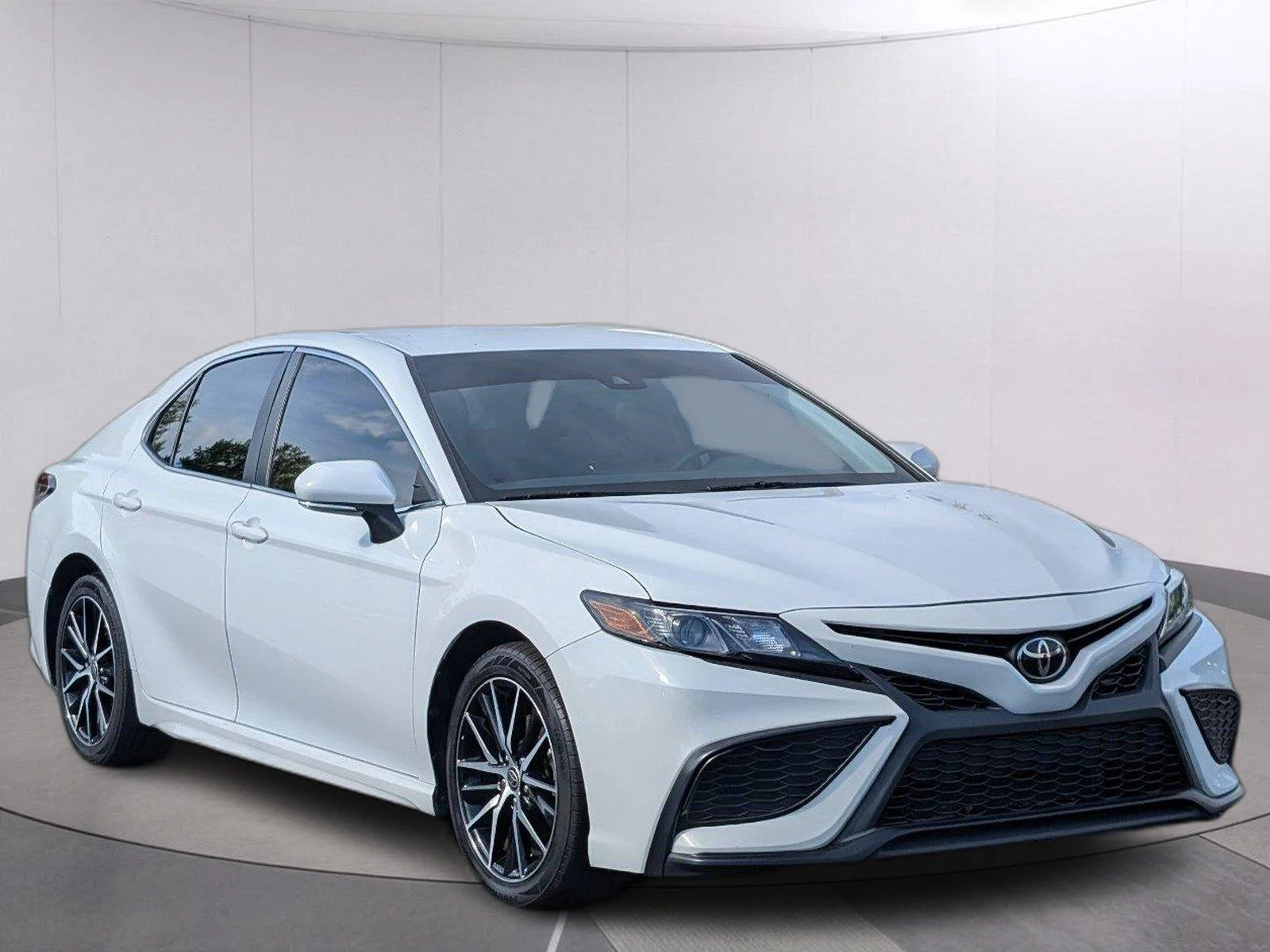 Used 2023 Ice Cap Toyota SE image 9