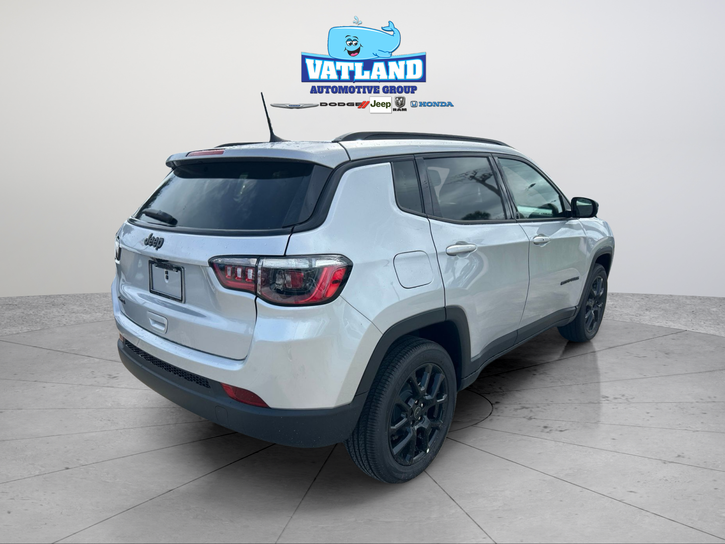 New 2026 Silver Zynith Metallic Clearcoat Jeep Latitude image 5