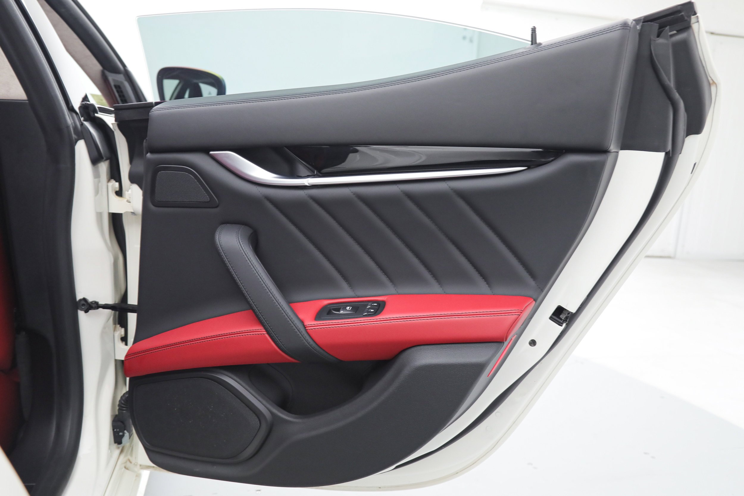 Used 2023 White Maserati Modena image 11