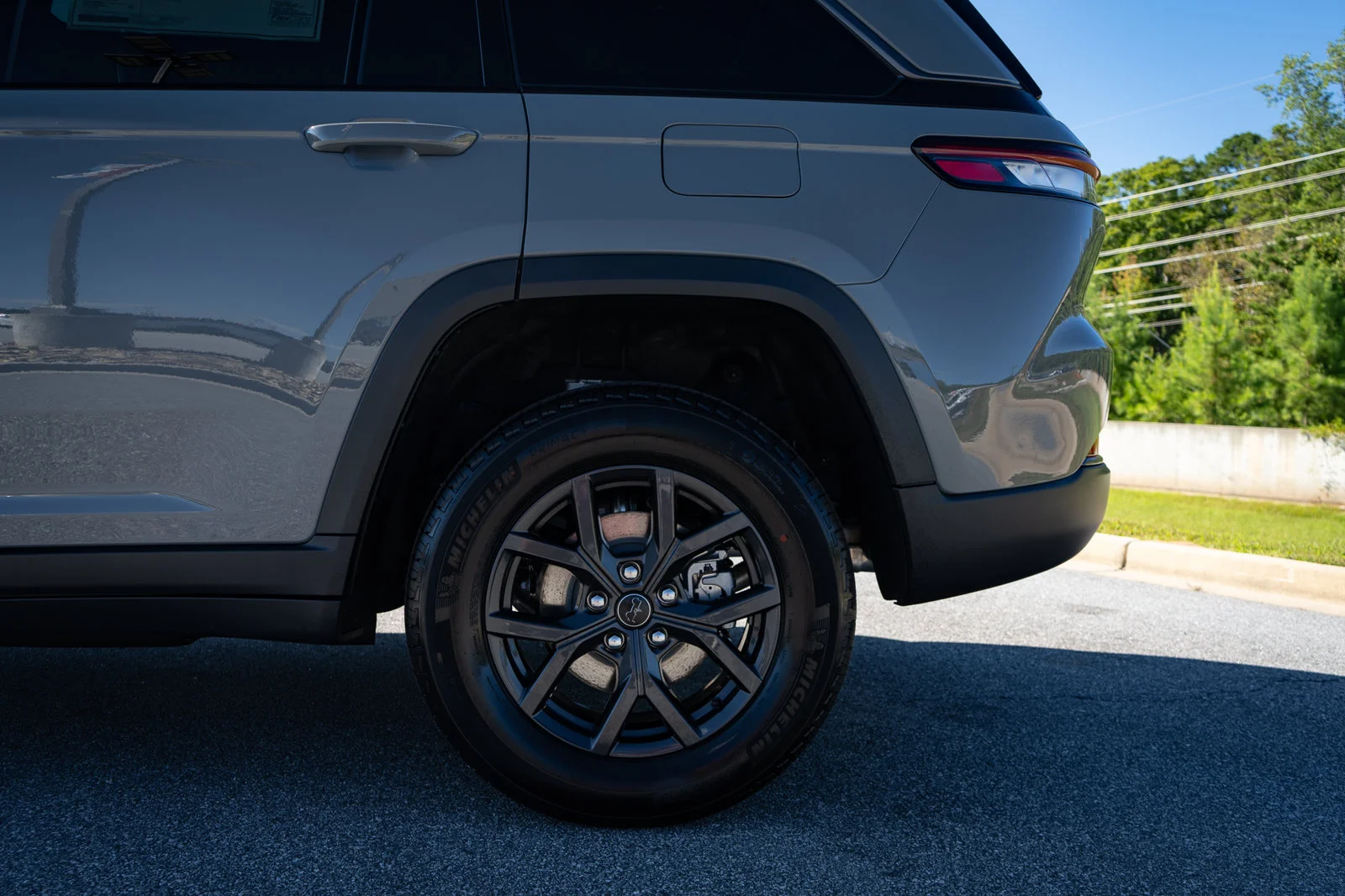 New 2027 Sting-Gray Clearcoat Jeep Altitude image 6