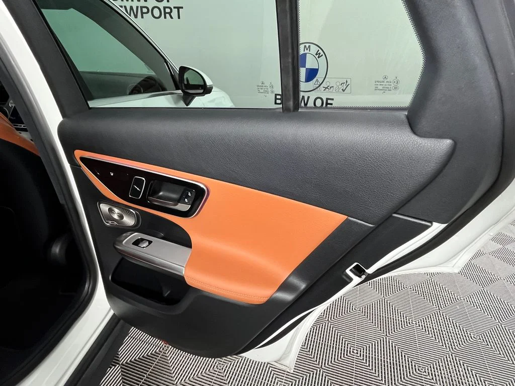 Used 2025  Mercedes-Benz GLC 300 image 25