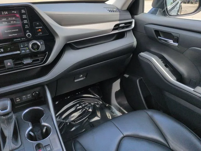 Used 2022  Toyota XLE image 17