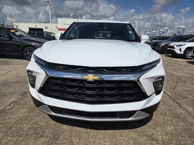 Used 2025 Summit White Chevrolet LT image 8
