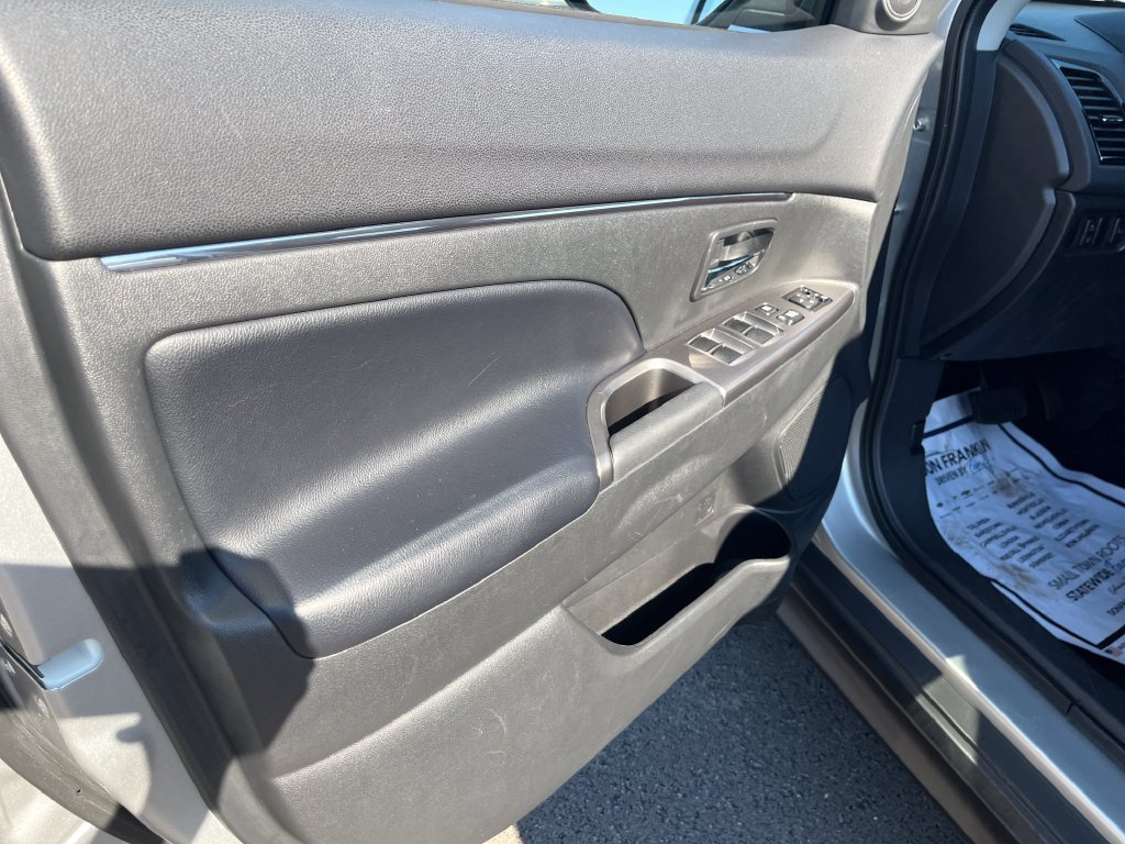 Used 2025 Silver Mitsubishi  image 11