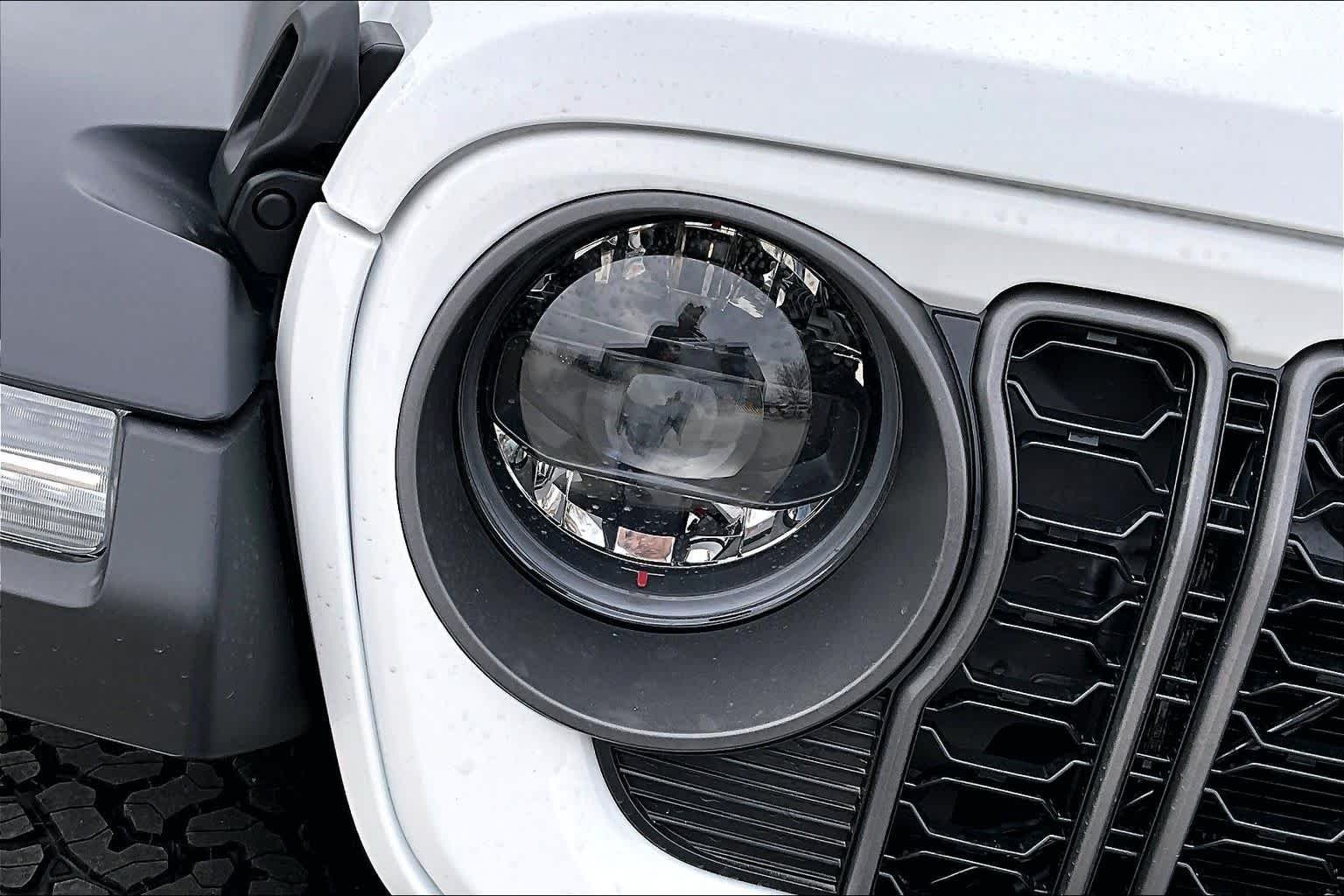 New 2026 Bright White Clear-Coat Exterior Paint Jeep Rubicon image 14